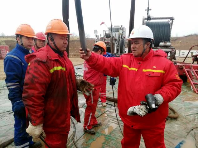現(xiàn)場(chǎng)專家對(duì)趙樓工具的選用和連接進(jìn)行現(xiàn)場(chǎng)指導(dǎo).jpg
